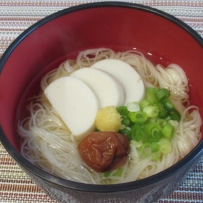 ランチに、素麺を使って作りました。
温かい素麺、ほっこりとしますね(^_-)-☆
優しいスープにおろし生姜と梅干しのアクセントが合い、美味しくいただきました♪